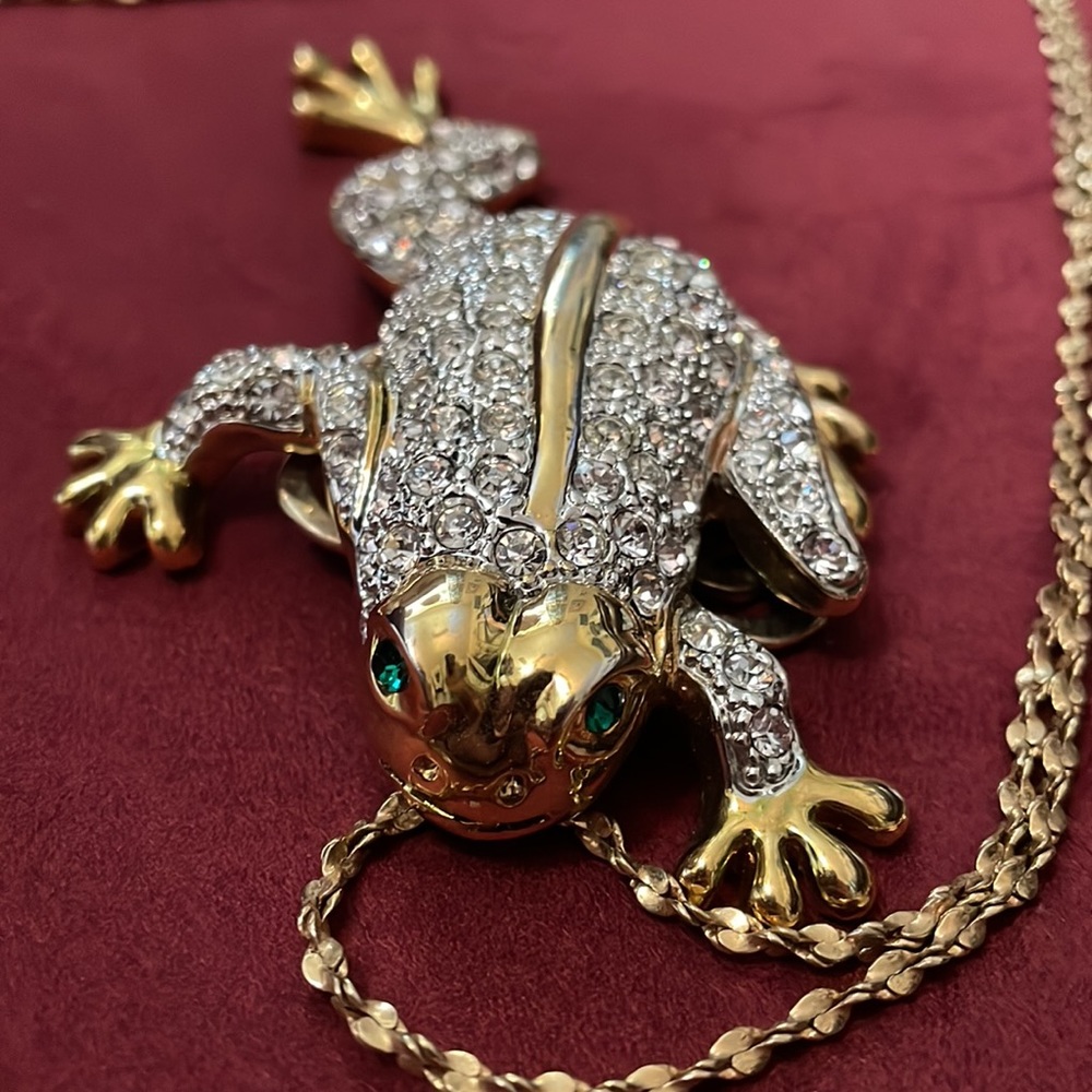 Gold tone Crystal Frog pendant - Picture 3 of 9